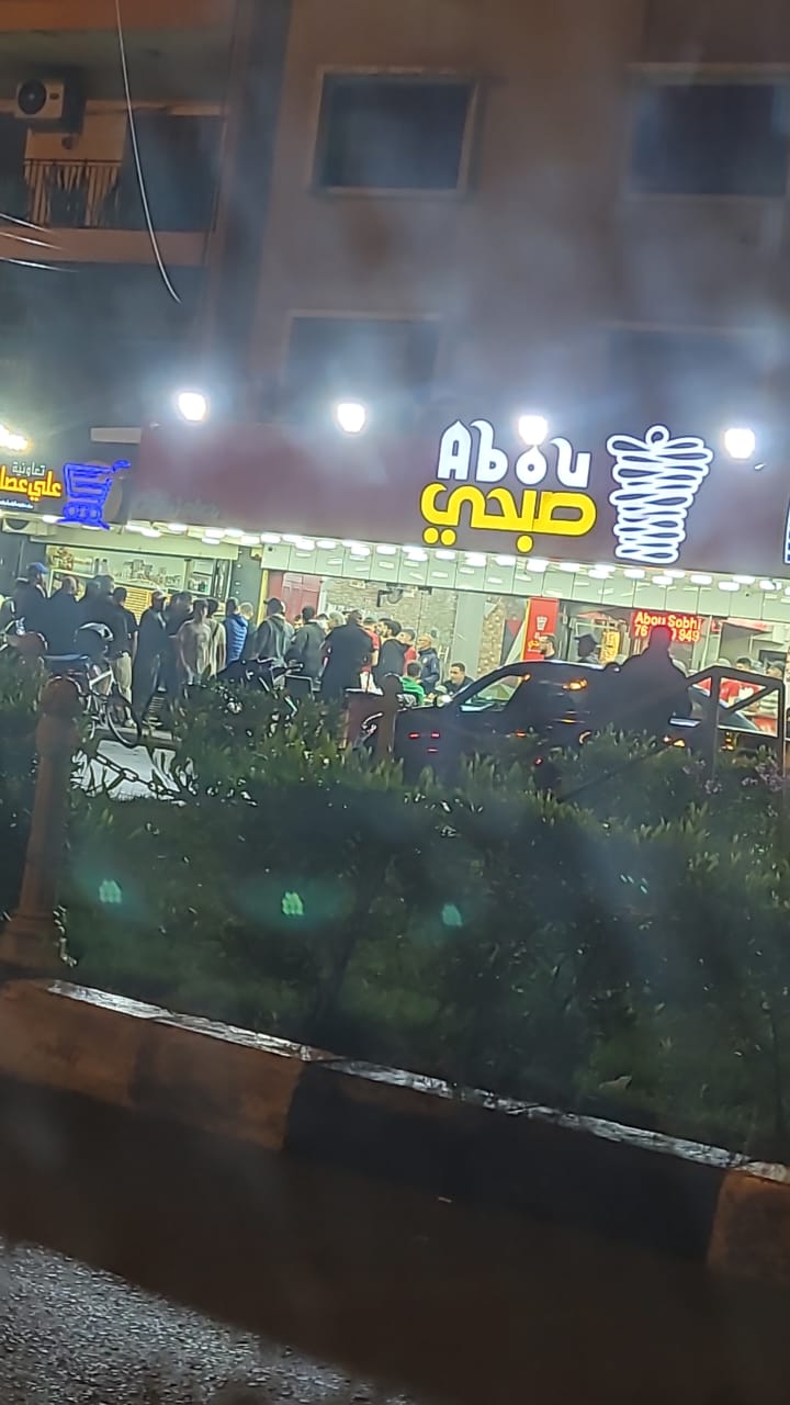 شكال وتضارب امام مطعم ابو صبحي في طرابلس واصابة شخص بجروح