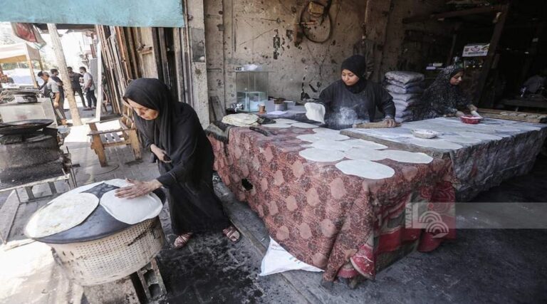 نساء غزيات يعملن على إعداد وبيع الخبز والفلافل على الحطب لإعالة أسرهن
