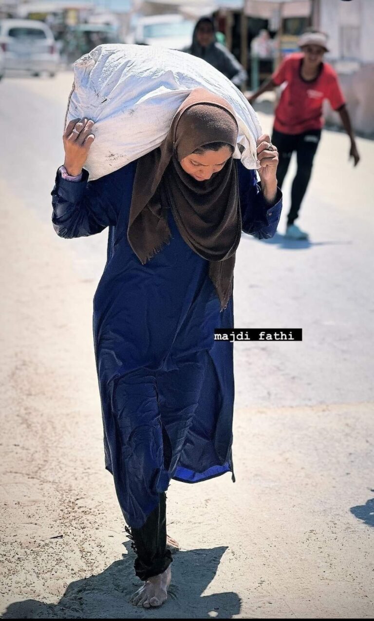 هذه سيدة الارض لمن يريد أن يتعرف عليها. هى المرأة الفلسطينية في حرب الإبادة على غزة .