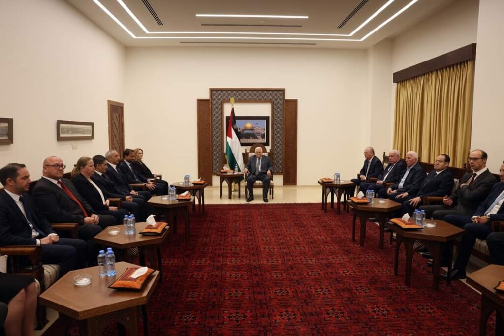 الرئيس محمود عباس يتقبل واجب العزاء من أعضاء السلك الدبلوماسي المعتمدين لدى دولة فلسطين بوفاة ابن شقيقه