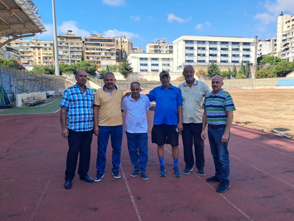تحضيرات ميدانية للقاء الأنصار وفريق تفاهم فلسطين في ملعب بيروت البلدي