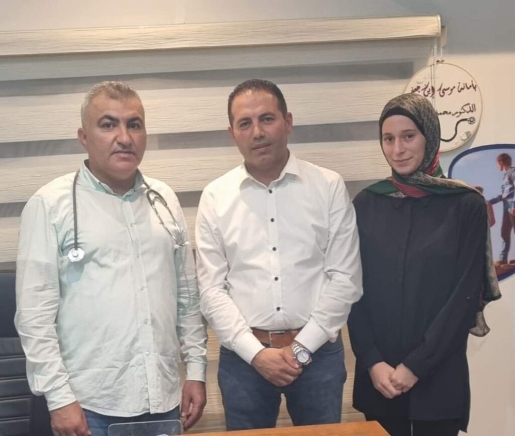 السفير غملوش يقدم أدوية لاحد أطباء الجنوب: ستكون وجهتنا التالية الشمال والمتن والشوف والبقاع وكل المناطق وجميع المواطنين