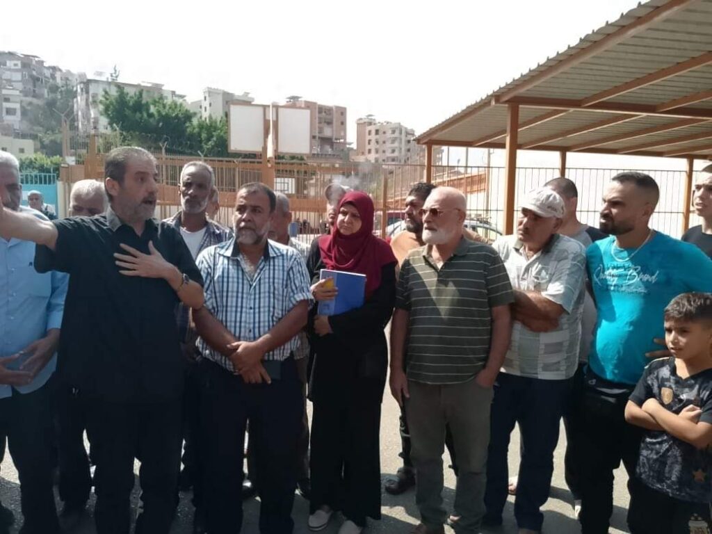 اللجان الشعبية تدعم مطالب النازحين بمدرسة دير القاسي