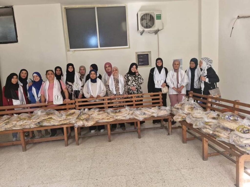اتحاد المرأة يقدم معونات للنازحين من الجنوب