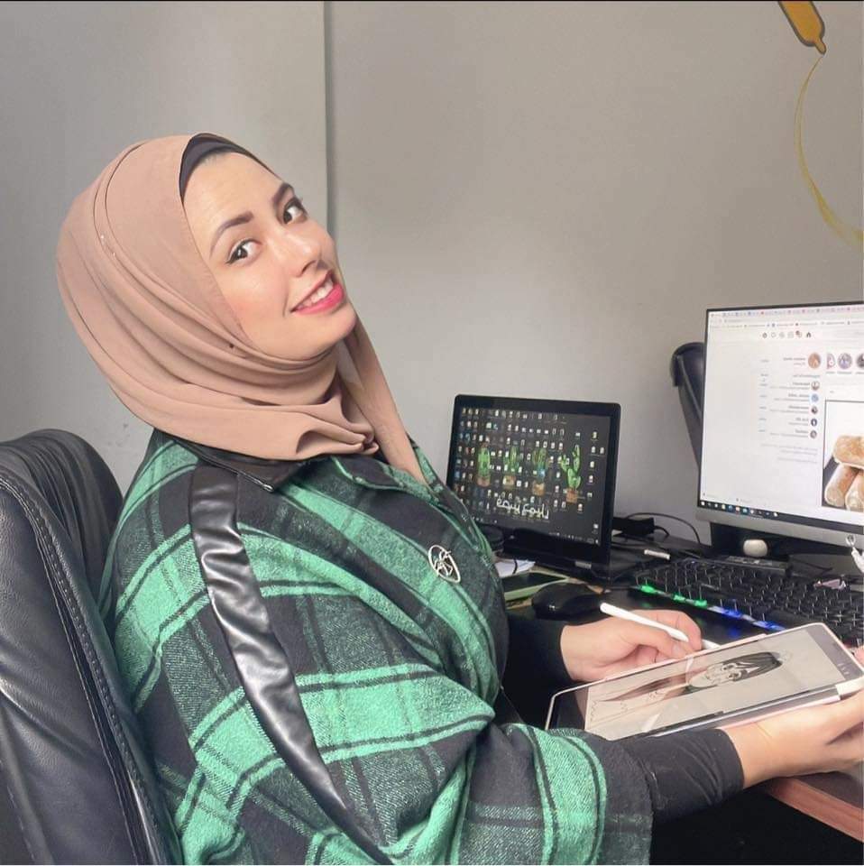 ارتقاء الفنانة والرسامة الفلسطينية محاسن الخطيب في جباليا شمال قطاع غزة