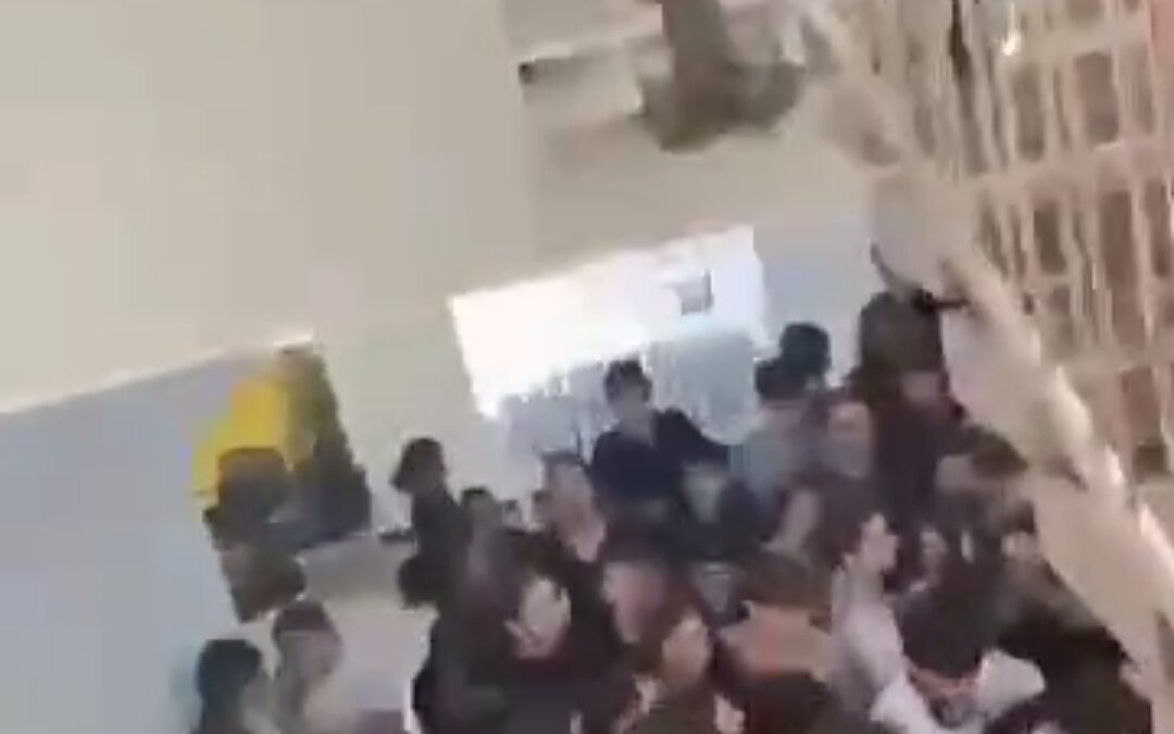 هروب جماعي للمستوطنين في “منطقة الكريوت” قضاء حيفا، بعد إطلاق صواريخ من لبنان.