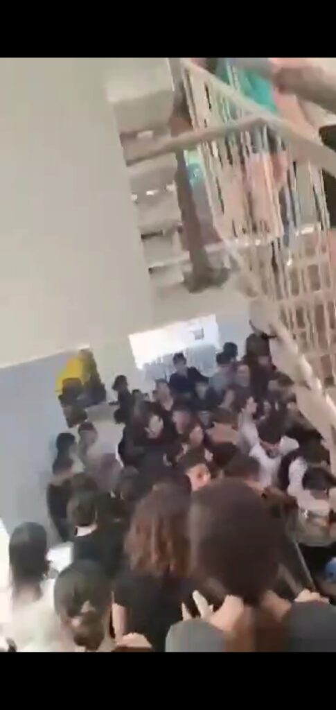 هروب جماعي للمستوطنين في “منطقة الكريوت” قضاء حيفا، بعد إطلاق صواريخ من لبنان.