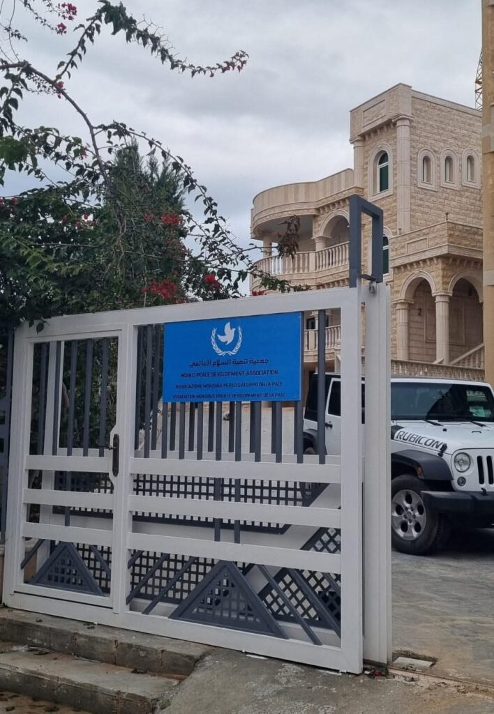 السفير غملوش يضع شعار جمعية التنمية السلام العالمي على منزله.. خطوة تؤكد على قانونية الجمعية ومصداقيته