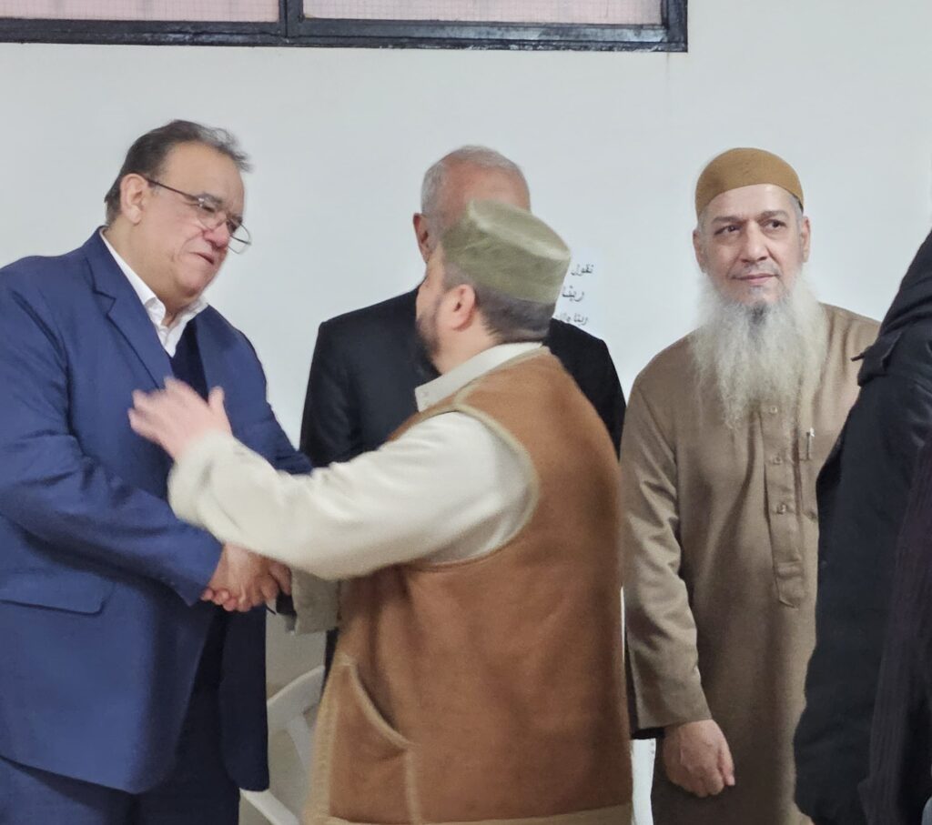 صفدية ممثلا معالي السيدة بهية الحريري يعزي بالحاج شاكر عقل