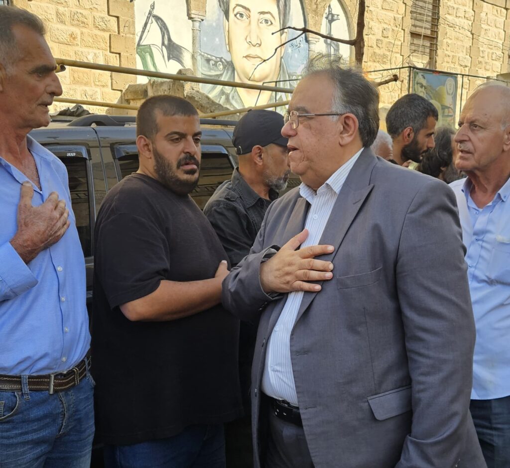 ممثلا معالي السيدة الحريري صفدية يعزي بالمرحوم مروان عز