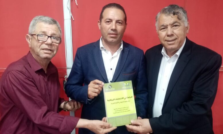 الدكتور عماد سعيد يشكر السفيرين غملوش وحزوري ويقدم إليهما كتب تذكارية