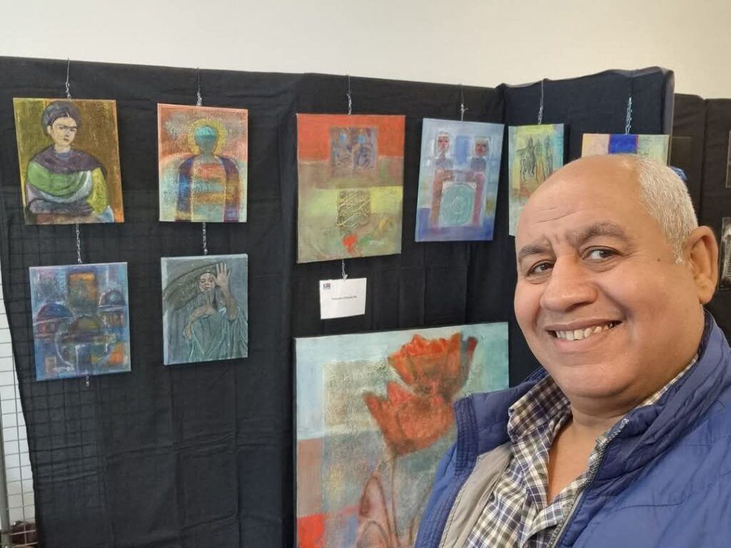 هيثم شملوني… من ظلمة صيدنايا إلى سماء باريس: فنان فلسطيني يرسم المنفى ويستحضر الذاكرة
