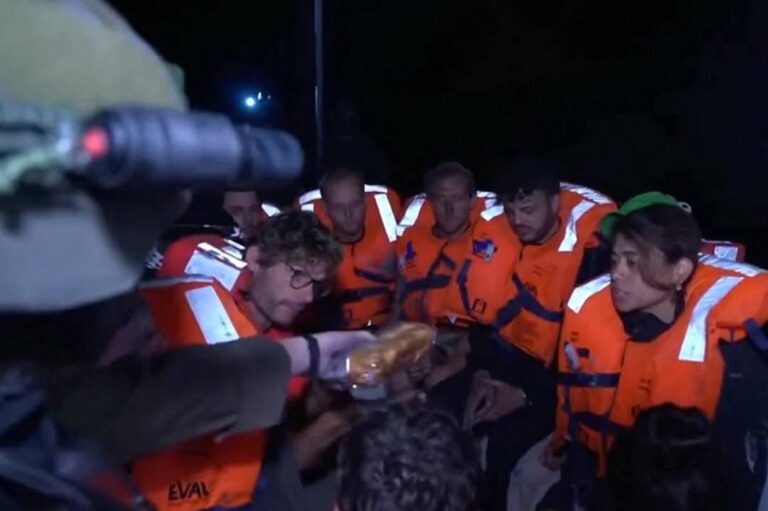 مركب الخشب.. وموج الحديد