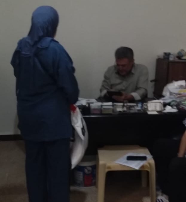 لجنة الخروب توزع معونات غذائيه لأصحاب الأمراض المزمنة