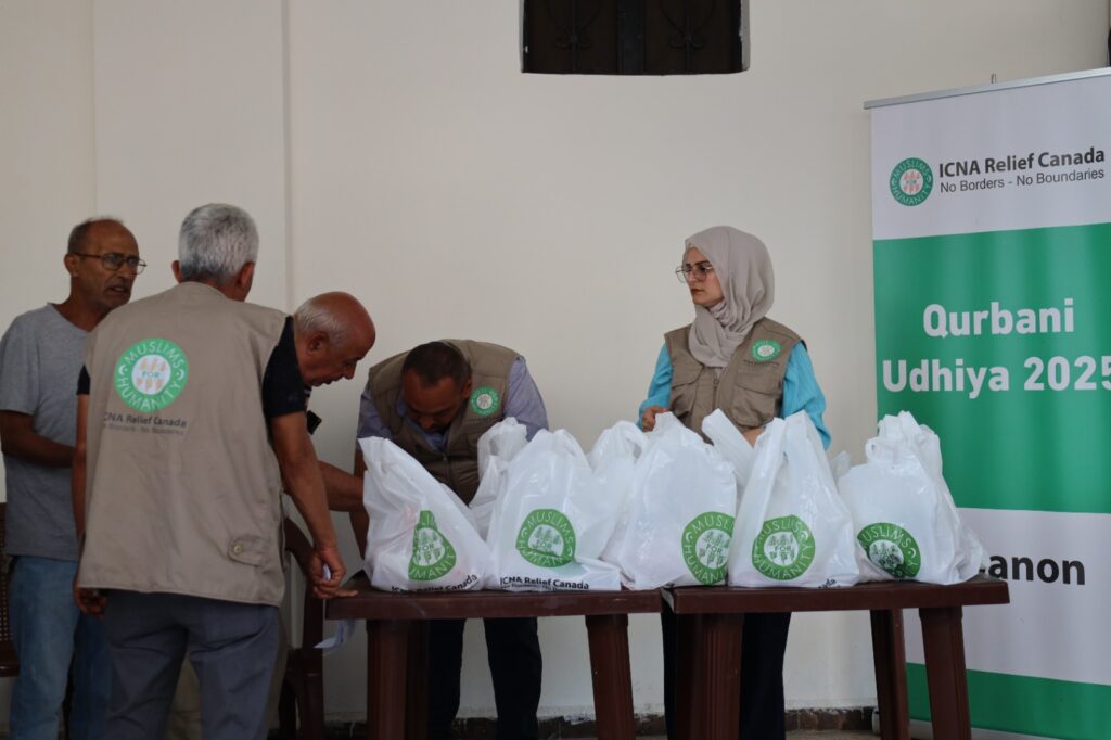 لجنة الخروب توزع أضاحي العيد بالتعاون مع جمعية التعاون الإنساني