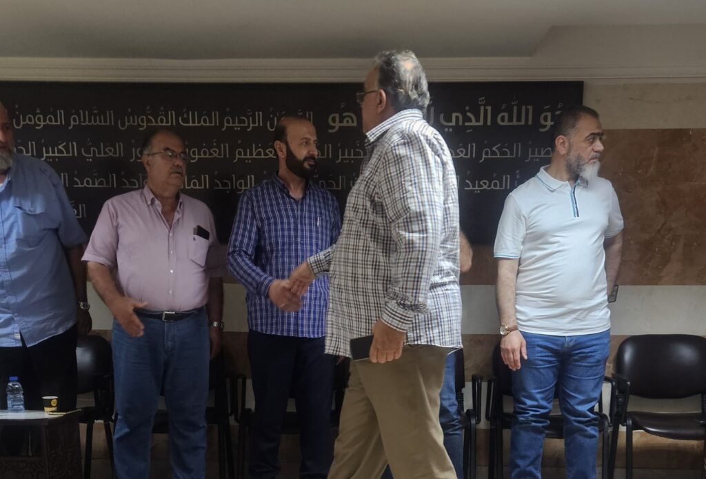 وليد صفدية ممثلاً معالي السيدة بهية الحريري  يقدم واجب العزاء بالطفل احمد علي اللحام