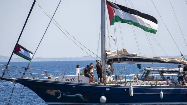 “مادلين” سفينة في رحلة رمزية… وأملاً كبيرًا إلى غزة بكسر الحصار