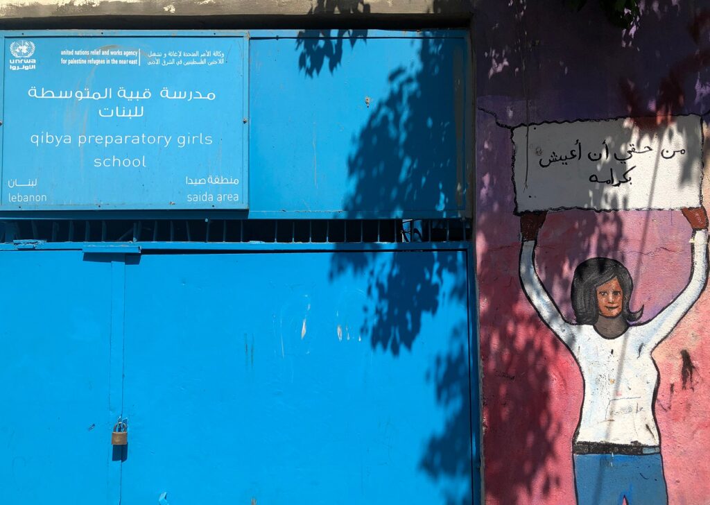 فلسطينيو لبنان يمنعون مديرة “الأونروا” من دخول برج البراجنة: انفجار الغضب الشعبي في وجه إدارة تتهم بـ”التقاعس والتضييق”