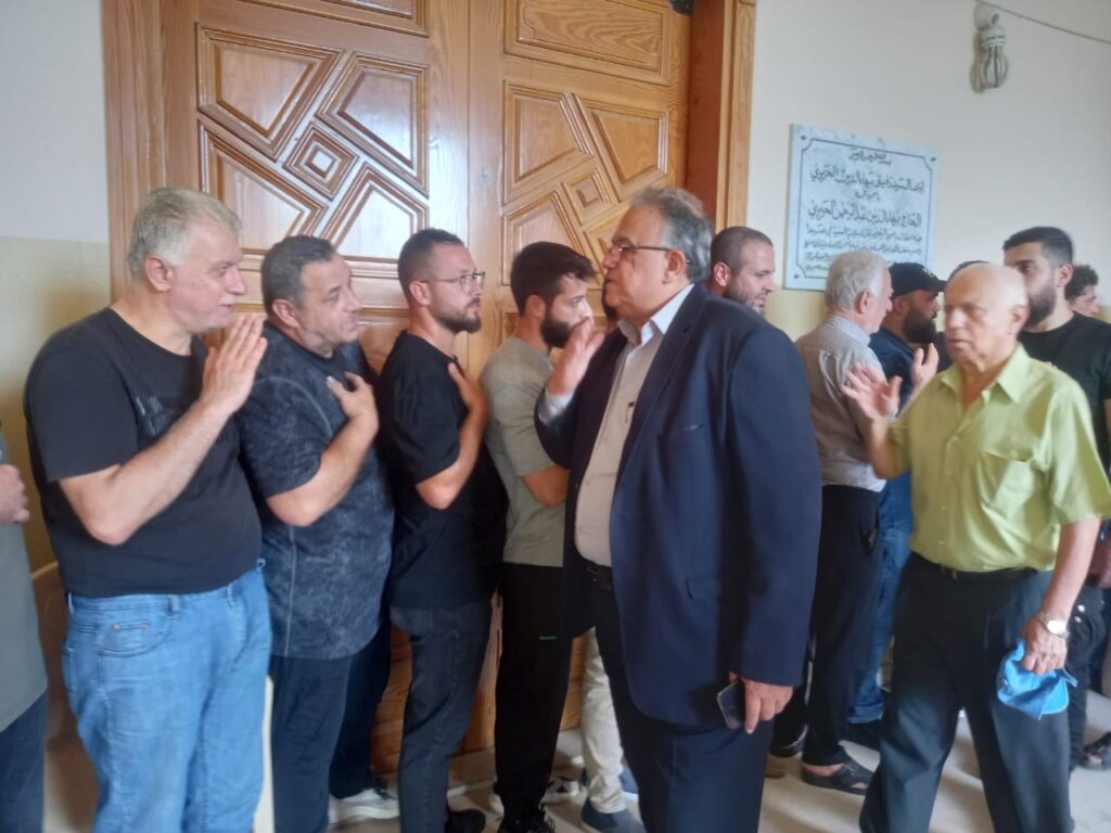صفدية ممثلاً معالي السيدة الحريري  يقدم واجب العزاء بالحاج وفيق مصطفى الصالح علي
