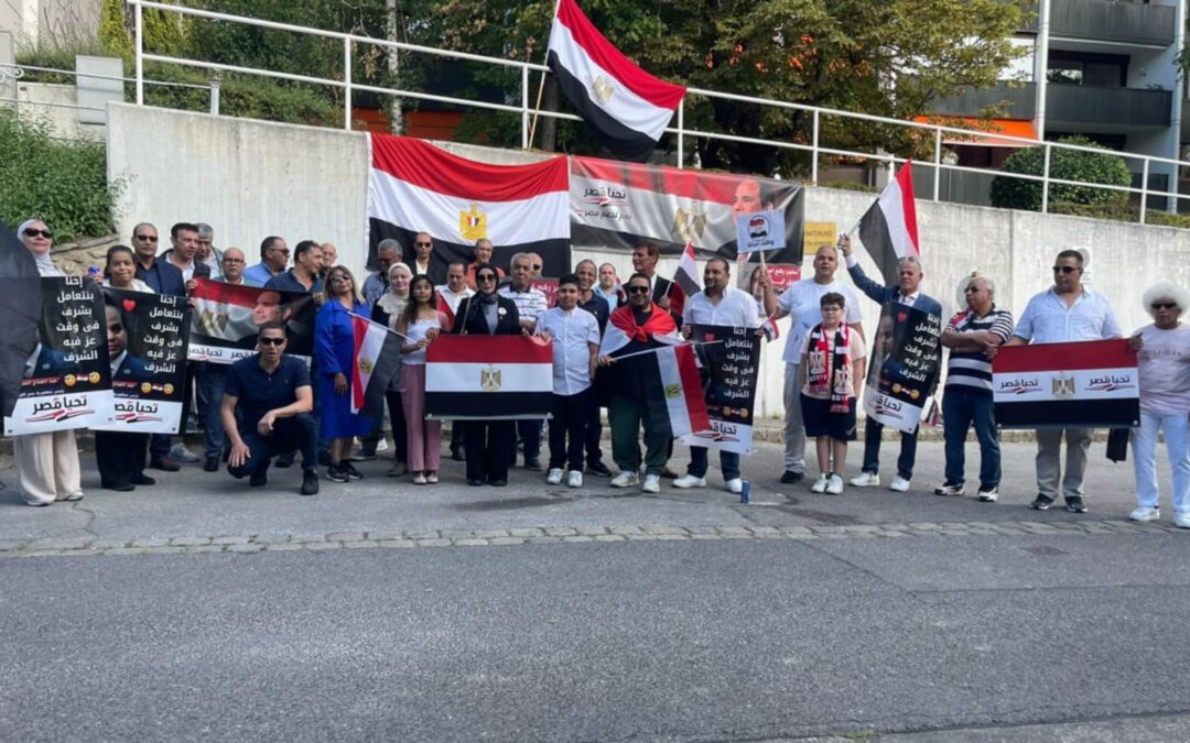 “مؤسسة آيات خليفة تشارك في الوقفة الوطنية لدعم مصر أمام السفارة المصرية في فيينا”
