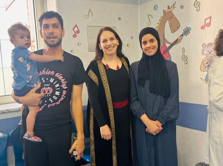 نابولي – سفيرة فلسطين تزور رضيعًا بعد جراحةناجحة في القلب …  ايطاليا تحتضن ابناء فلسطين