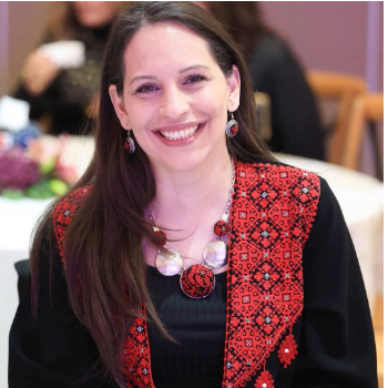 منى أبو عمارة… الدبلوماسية التي تحمل فلسطين بهدوء العارفين وثبات الموقف
