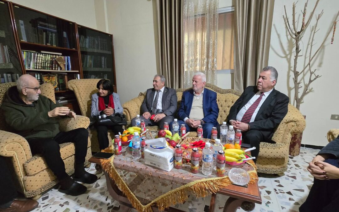 السفير الفلسطيني ووفد قيادي من حركة «فتح» يزورون المناضل الحاج رفعت شناعة في مخيم الرشيدية