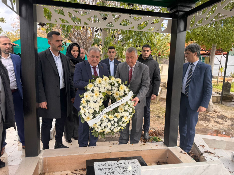 السفير الفلسطيني في لبنان يكرّم ذكرى العلامة هاني فحص بوضع إكليل زهور على ضريحه