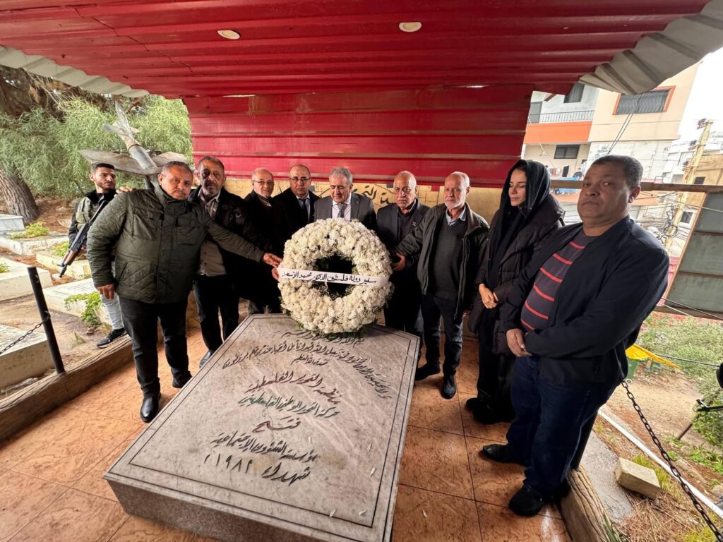 السفير الاسعد يضع اكليلاً من الزهور على النصب التذكاري للشهداء في مخيم برج الشمالي