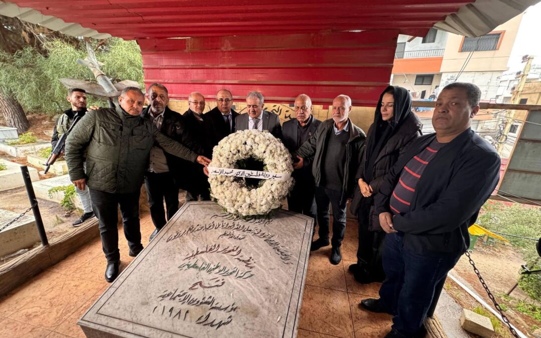 السفير الاسعد يضع اكليلاً من الزهور على النصب التذكاري للشهداء في مخيم برج الشمالي