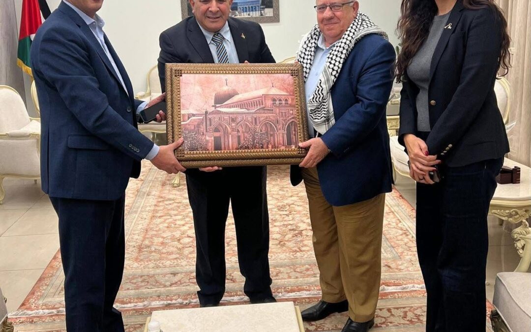 السفير الاسعد يستقبل الكاتب والباحث صقر ابو فخر