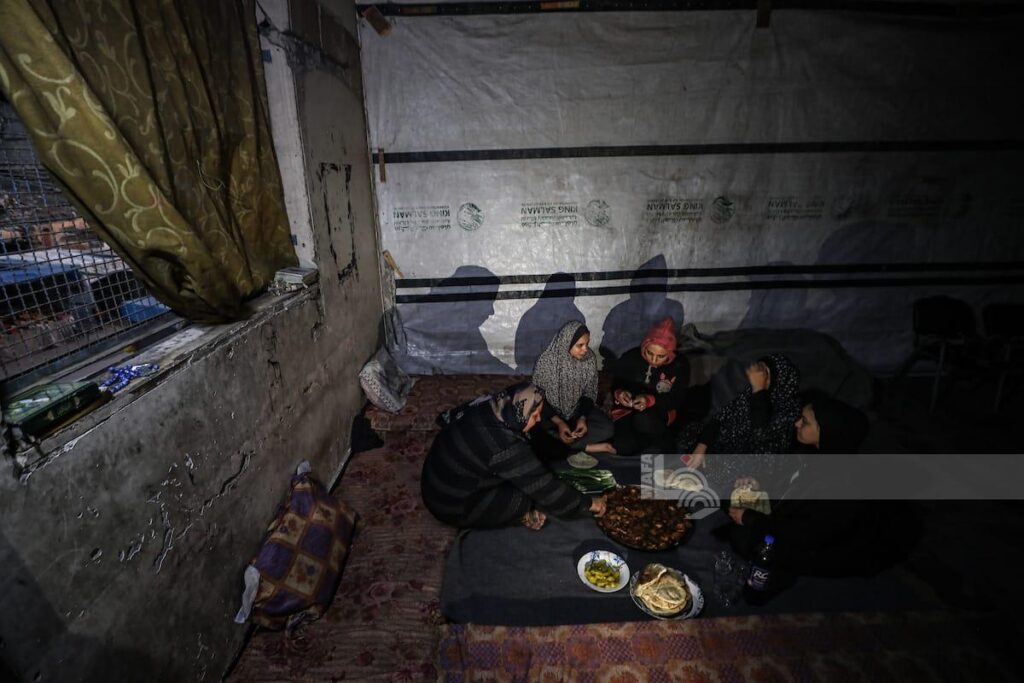 الإفطار والسحور في رمضان بغزة على كشاف الهاتف