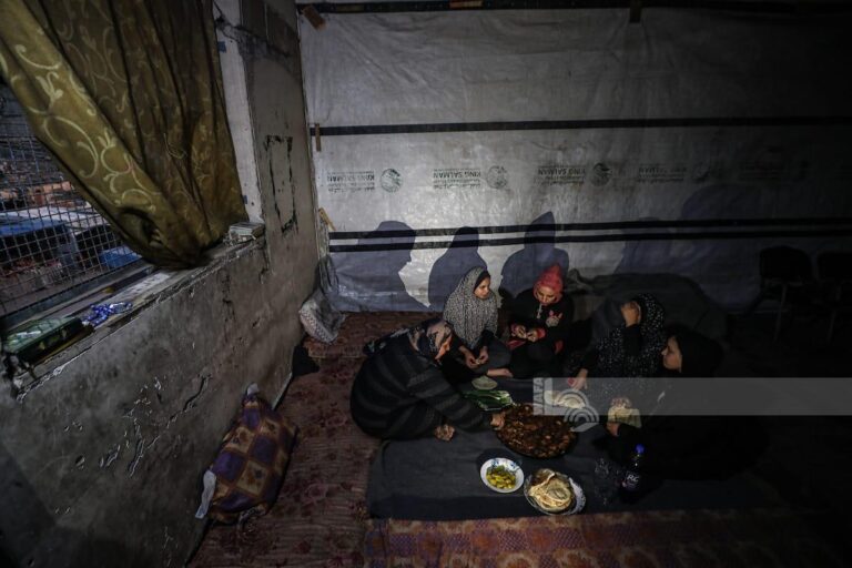 الإفطار والسحور في رمضان بغزة على كشاف الهاتف