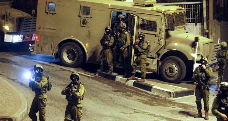 حملة اقتحامات واسعة في الضفة والقدس.. مداهمة 200 منزل في نابلس وانتشار عسكري مكثف