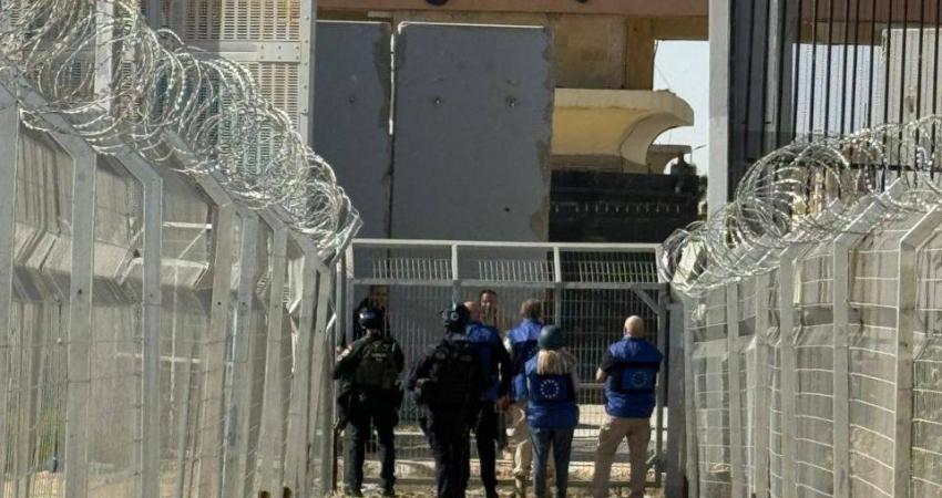 صحيفة عبرية: الاحتلال يعرقل بدء عمل اللجنة الإدراية ويمنعها من دخول قطاع غزة