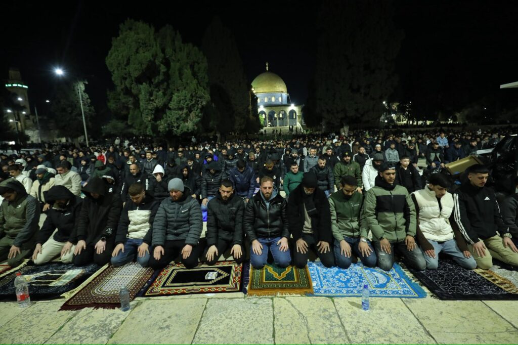 50 ألفا يؤدون صلاتي العشاء والتراويح في المسجد الأقصى