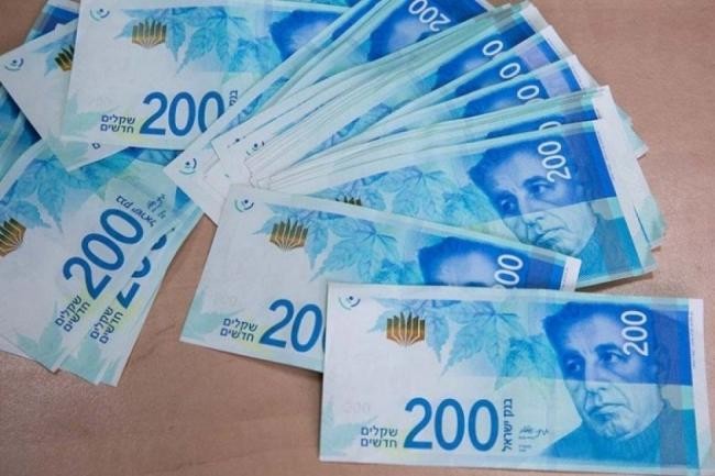 تنمية غزة تصرف 9.6 مليون شيكل لآلاف الأرامل من “أموال التجار المصادرة”