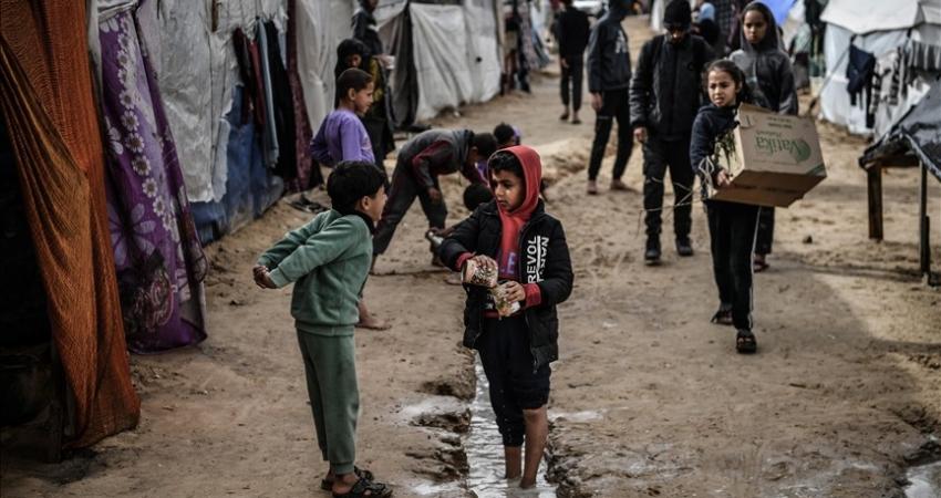 “الغارديان”: الغزيون يكافحون أزمة البطالة لتوفير الاحتياجات الأساسية