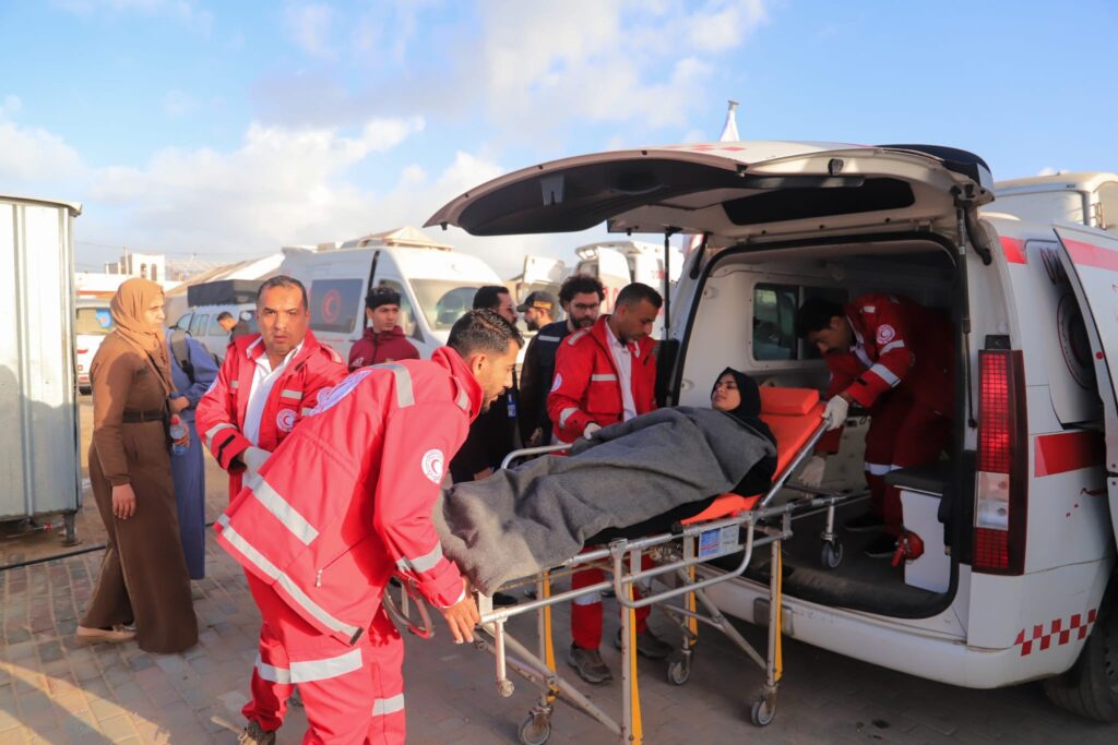 الهلال الأحمر يسهّل مغادرة دفعة جديدة من المرضى والمسافرين عبر معبر رفح