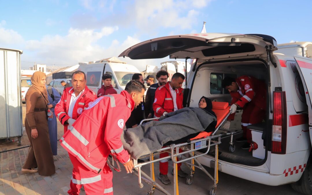 الهلال الأحمر يسهّل مغادرة دفعة جديدة من المرضى والمسافرين عبر معبر رفح