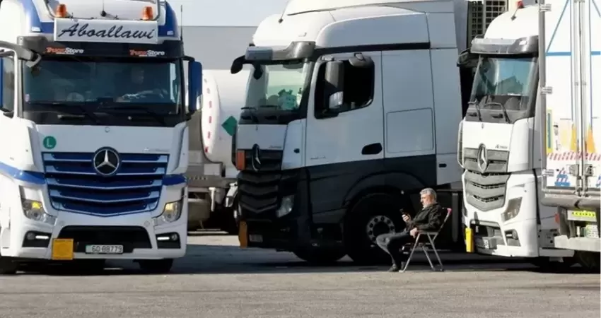 جهود لبنانية وأردنية لإيجاد حل مع دمشق بعد قرار حظر دخول شاحنات البضائع