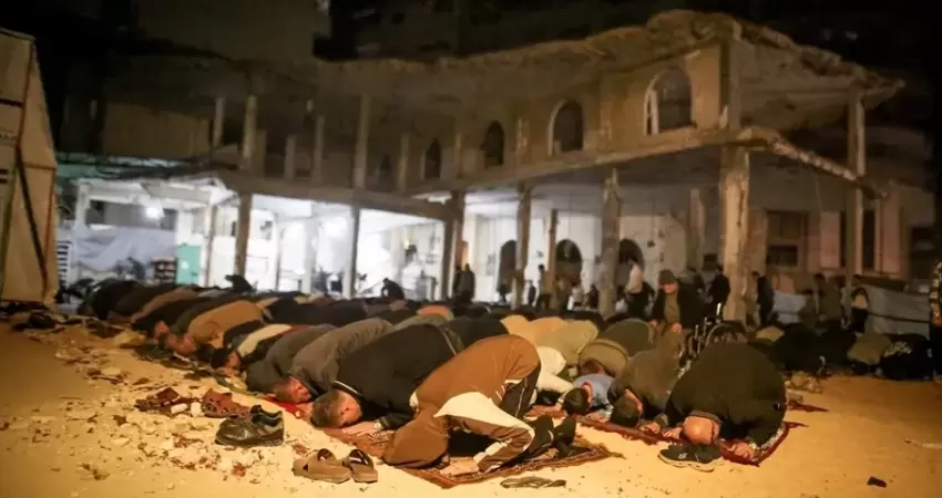 أهالي غزة يؤدون التراويح على أنقاض المساجد في أول رمضان بعد الإبادة
