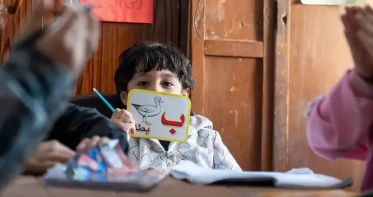 صحيفة نيويورك تايمز تكشف حقيقة انتشار أكاديميات الأمل في مخيمات النازحين بغزة؟