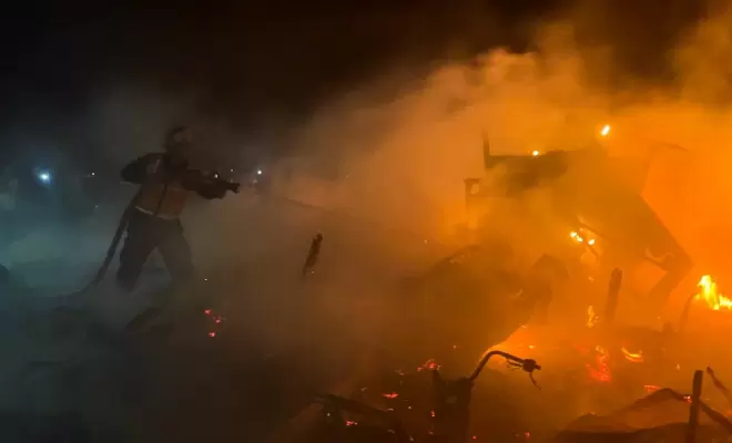 وفاة فلسطيني وإصابات في حريق بخيمة نازحين وسط قطاع غزة