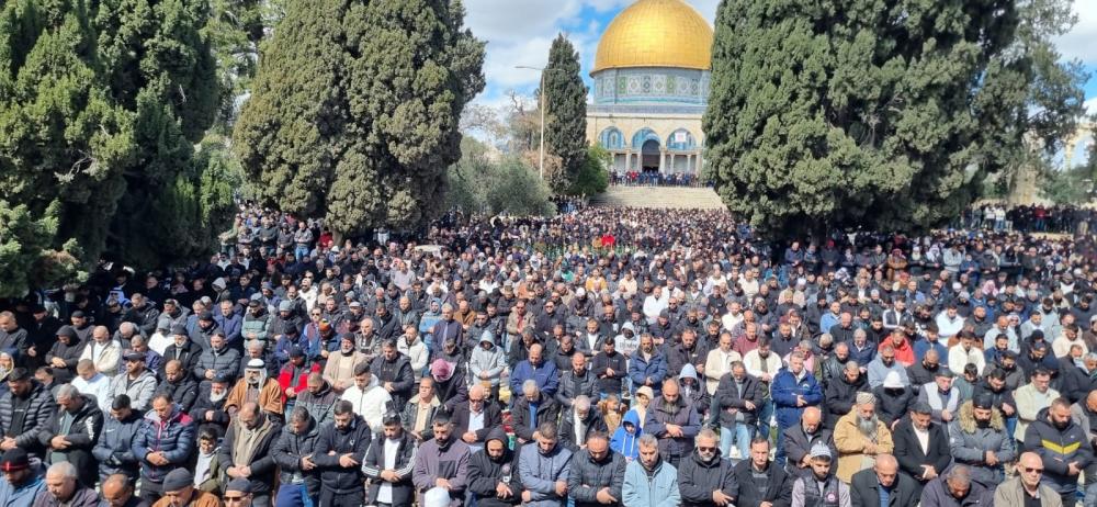 رغم قيود الاحتلال 100 ألف مصلٍ يؤدون صلاة الجمعة الثانية من رمضان بالأقصى