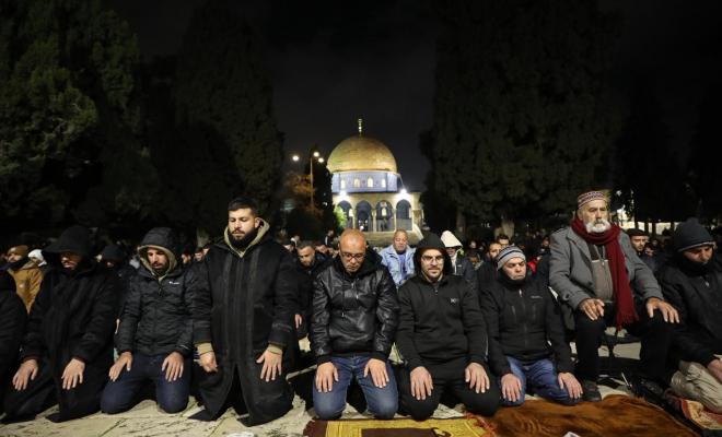 القدس : نحو 40 ألف مصلٍ يؤدون صلاتي العشاء والتراويح
