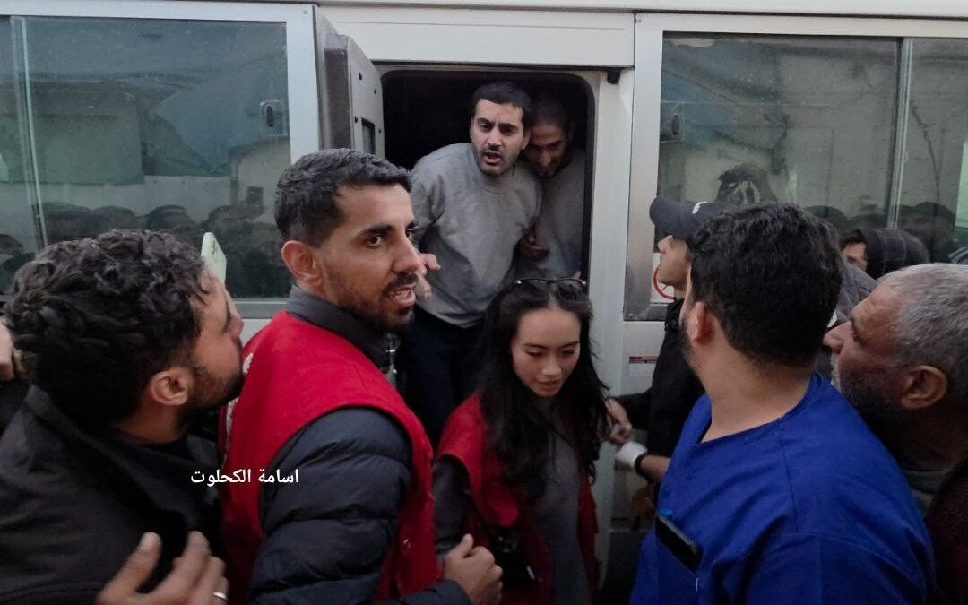 وصول أسير محرر من سجون الاحتلال لمستشفى شهداء الأقصى