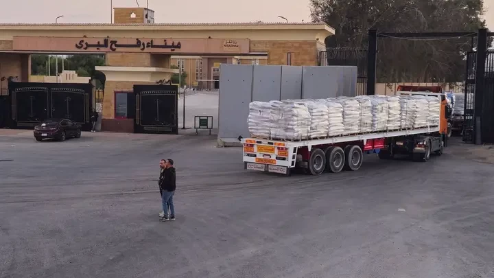 صحيفة عبرية تكشف قائمة “ممنوعات” هربها شقيق رئيس “الشاباك” لغزة مقابل الملايين!