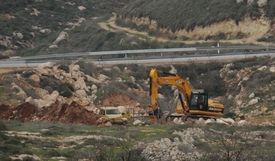 الاحتلال يبدأ بشق “شارع 45” الاستيطاني شمال القدس المحتلة