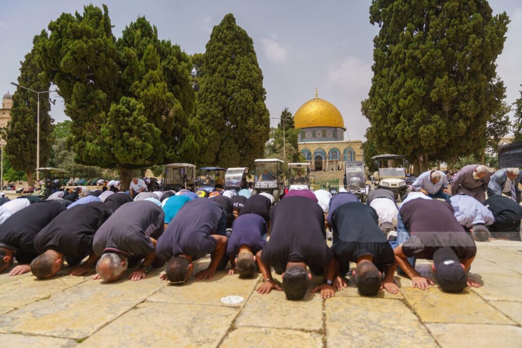 عشرات الآلاف يؤدون صلاة الجمعة في المسجد الأقصى